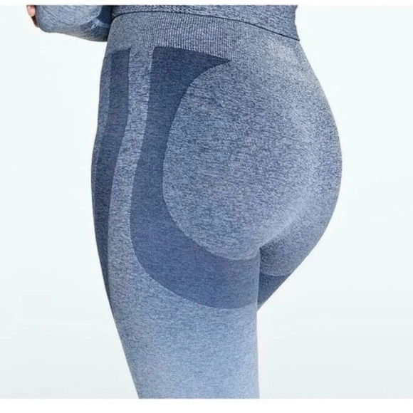 Victoria’s Secret pink, Seamless leggings
Blue ombré. Size small
Good condition - Picture 2 of 5